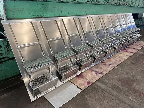 Panneaux de capotage pour cuves d'électrolyse