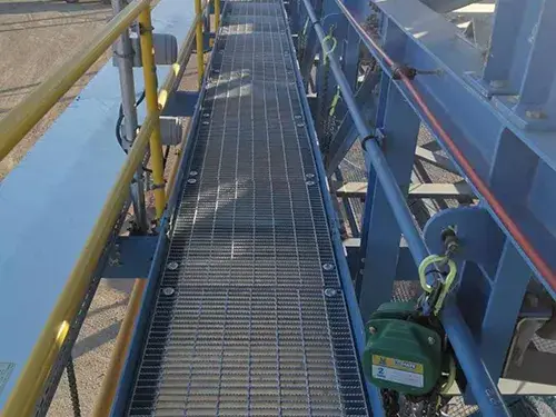 Passerelle d'accès pour convoyeur